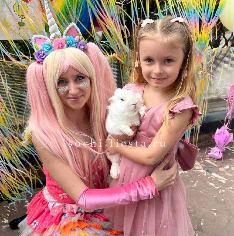 новогодний хвойный венок с шишками и красной лентой от флориста маленького города для праздника в доме