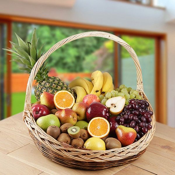 праздничный сет с букетом шампанским и шоколадом для подарка в небольшом городе