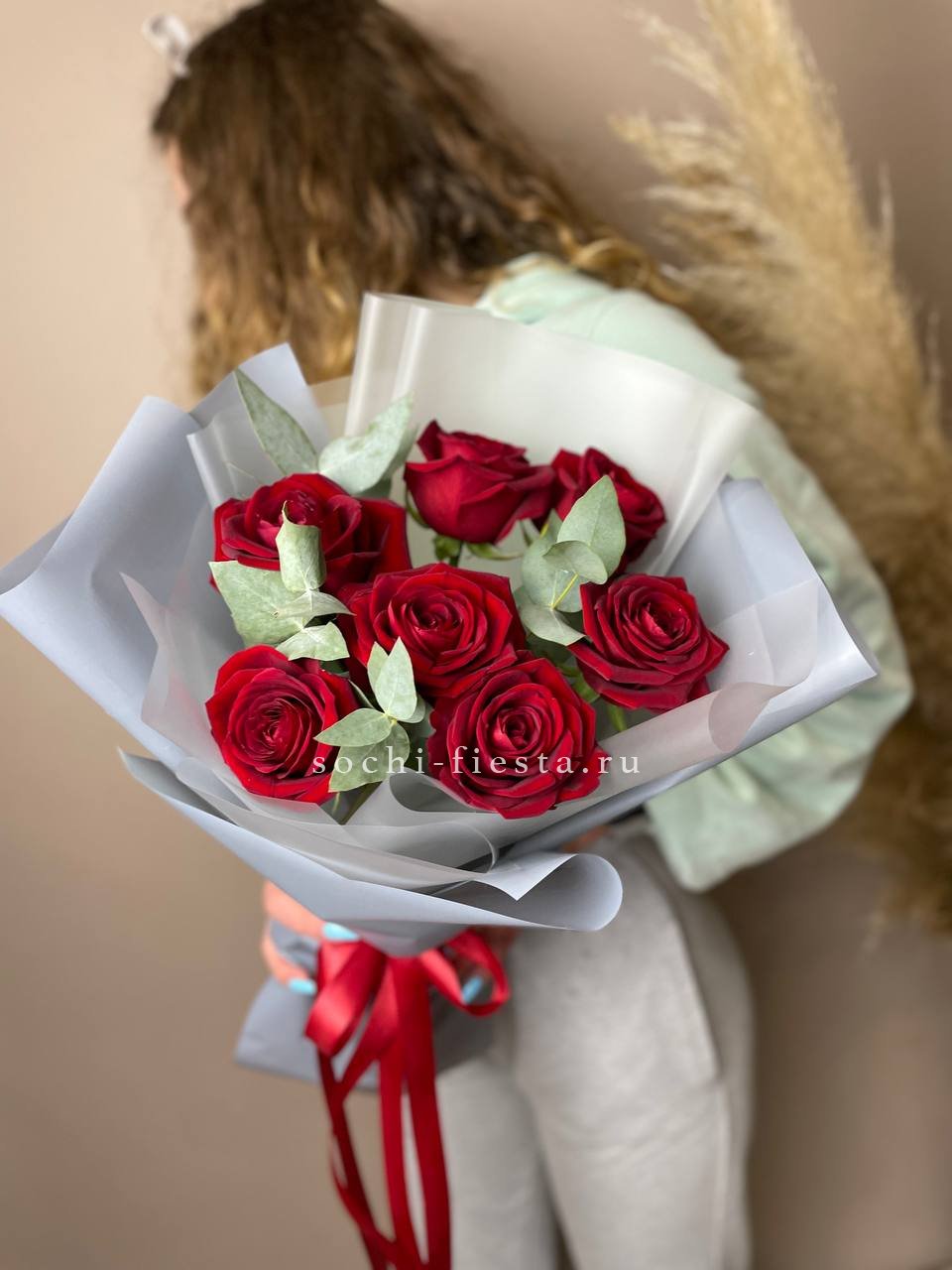 букет из 25 роз в крафтовой бумаге для заказа в Краснодаре