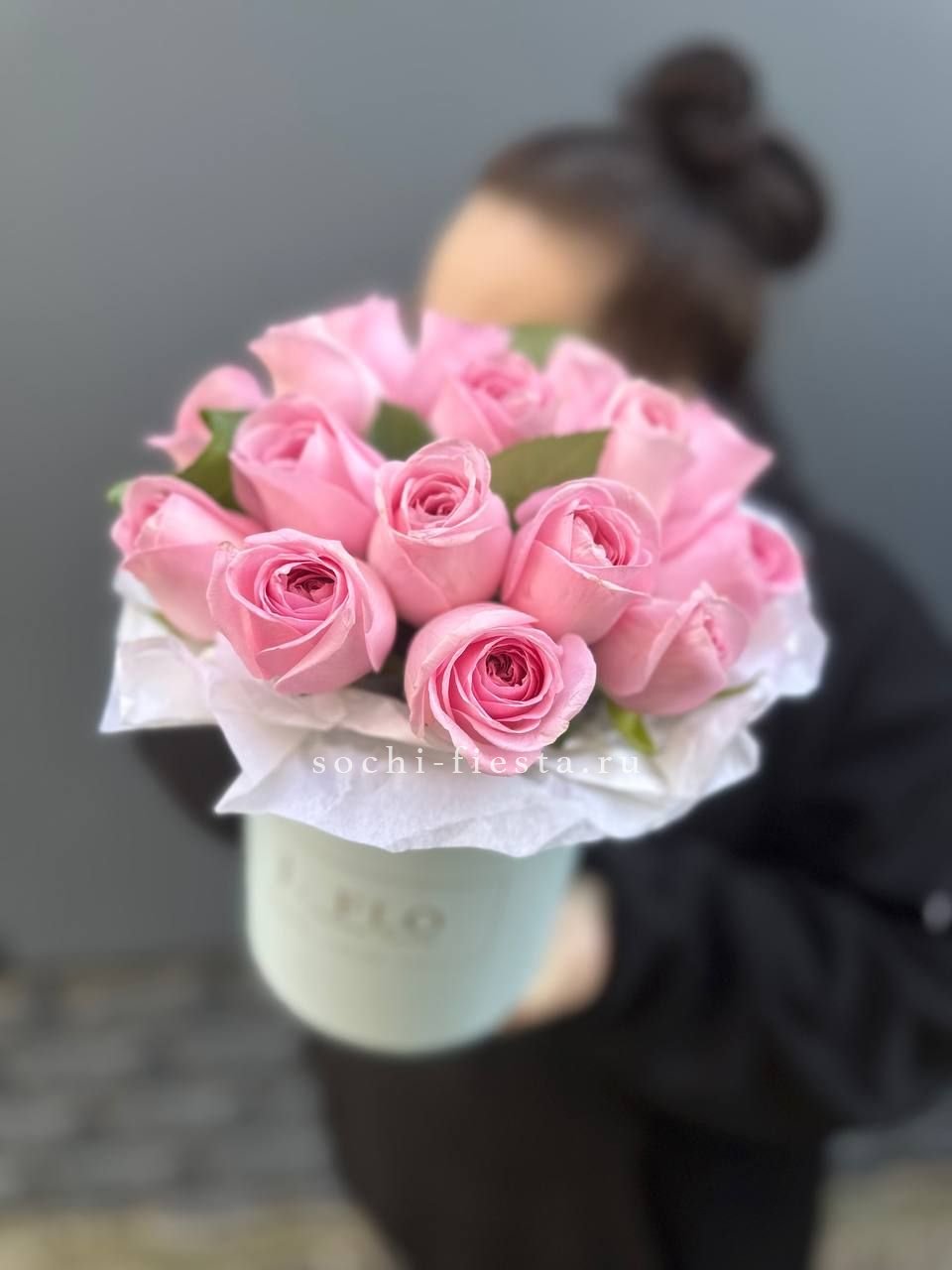 зимняя композиция с амариллисом и еловыми ветвями в Краснодаре