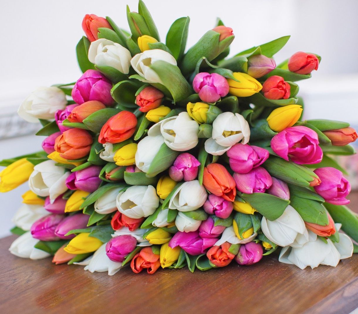 классическая корзина с лилиями и розами для юбилея в Краснодаре