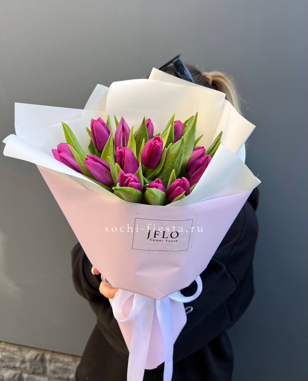 видовой каталог с розами и хризантемами в студии флористики в Краснодаре