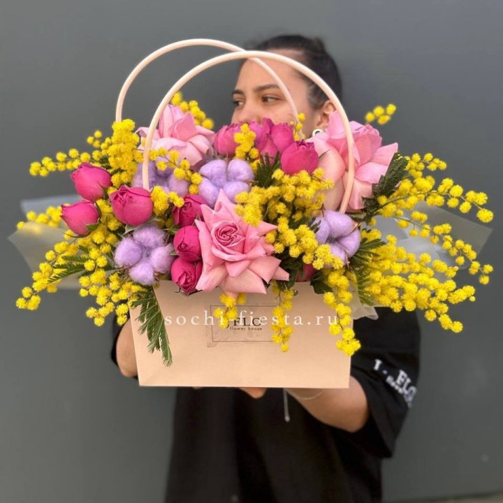 Сумочка мимозы и роз "Примавера" в Краснодаре