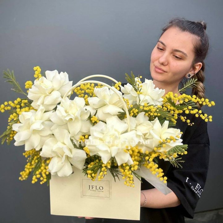 Французские Розы и мимоза  в сумочке  в Краснодаре