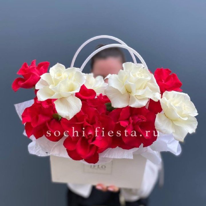 Сумочка  красных и белых роз в Краснодаре