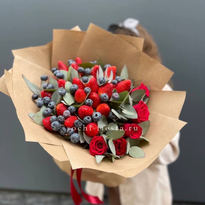 Клубника и голубика с цветами в Краснодаре