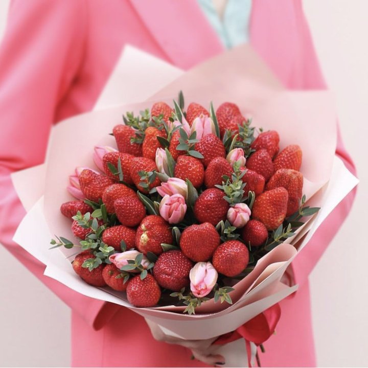 Тюльпаны и клубника в Краснодаре