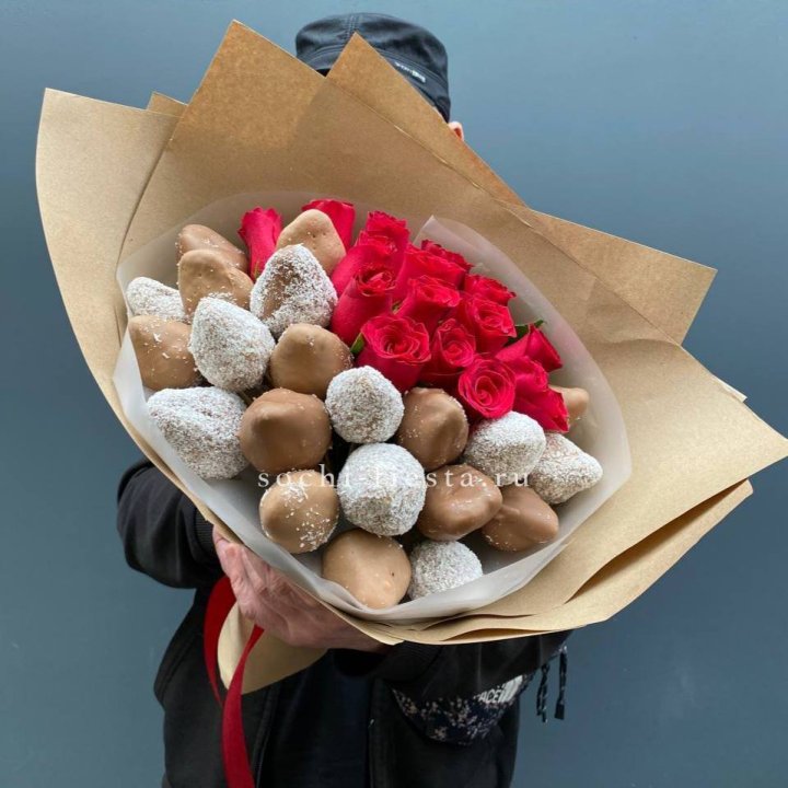 Розы и клубника в шоколаде Мерси в Краснодаре
