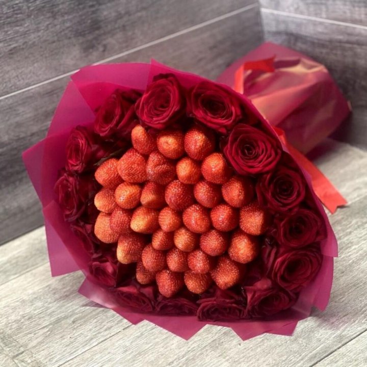 Клубничный букет с розами в Краснодаре