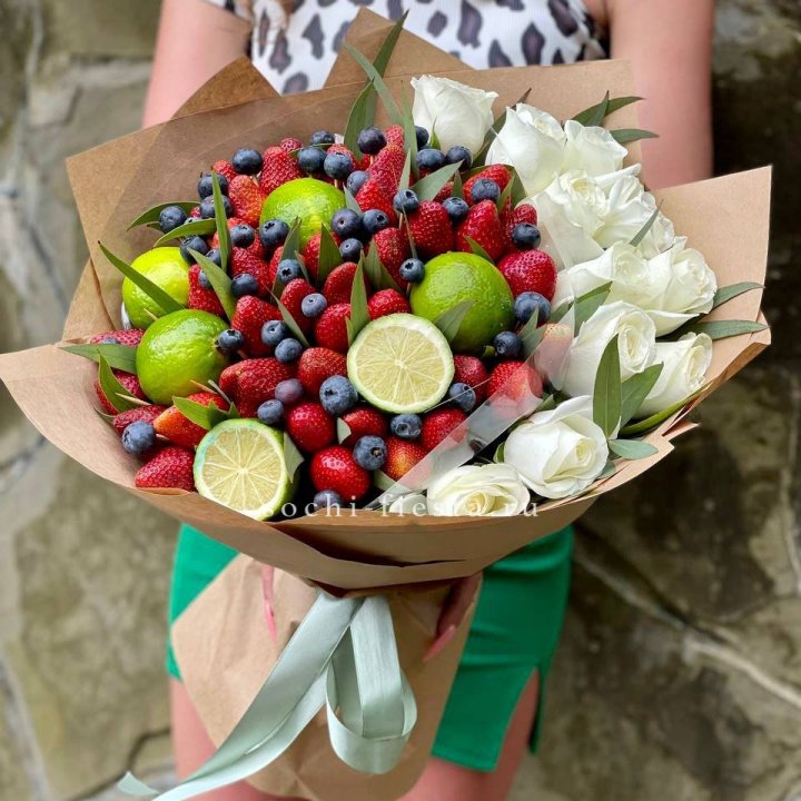 Ягодно-цитрусовый букет с розами в Краснодаре