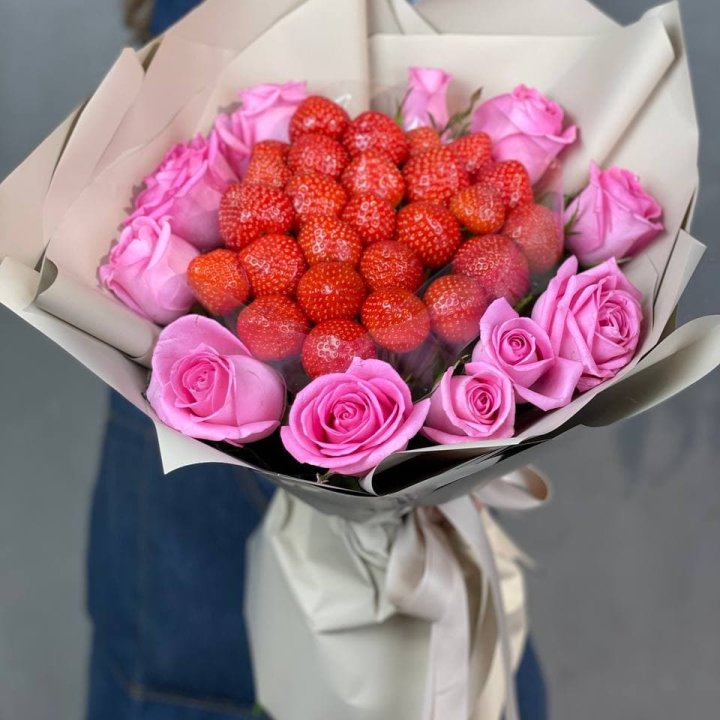 Клубника и розы в Краснодаре