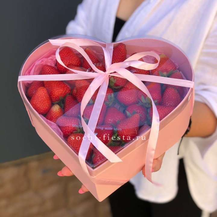 Коробочка сердце  с клубникой в Краснодаре