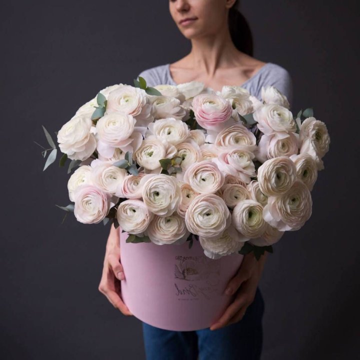 Бокс с ранункулюсами в Краснодаре