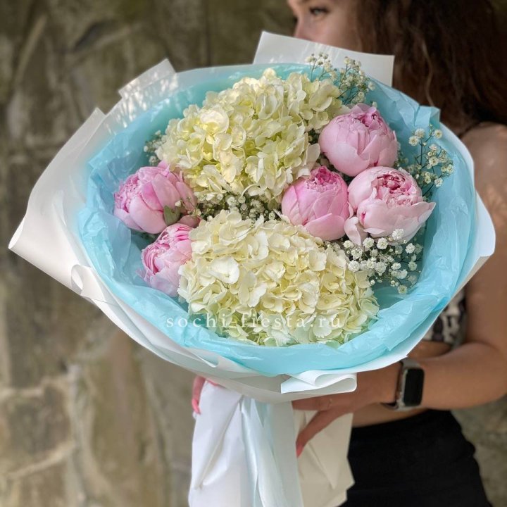 Букет с пионами "Блюсом" в Краснодаре