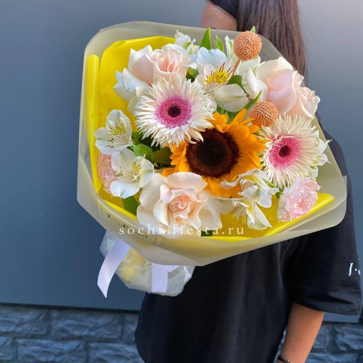 Букет с подсолнухом "Елоу" в Краснодаре