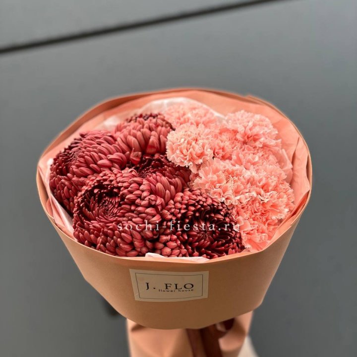 Букет хризантем и диантусов  в Краснодаре