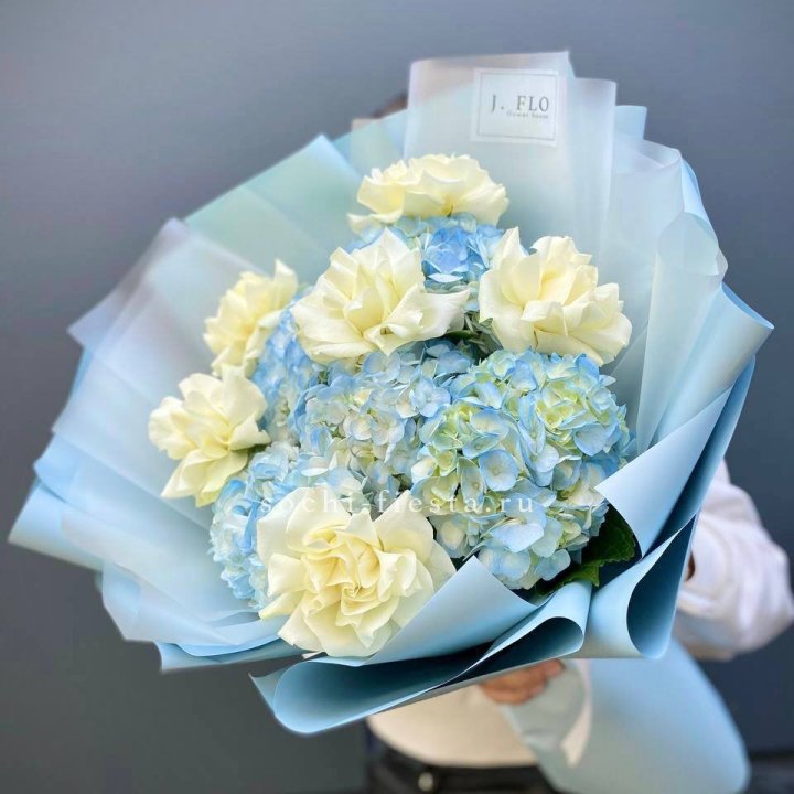  Букет из голубых гортензий и роз  в Краснодаре