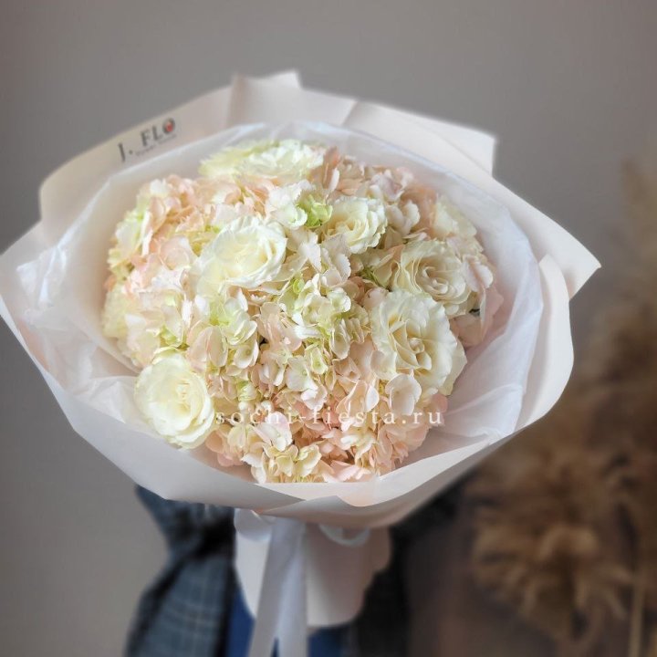  Букет гортензии и роз  в Краснодаре