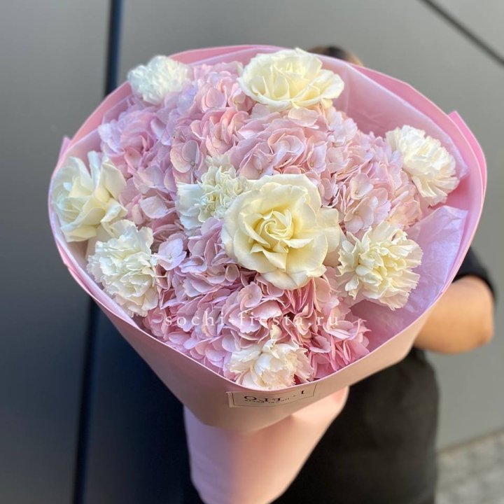  Букет гортензий и роз  в Краснодаре