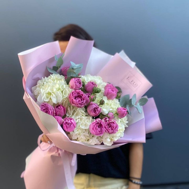 Букет белых гортензий и пионовидных роз  в Краснодаре