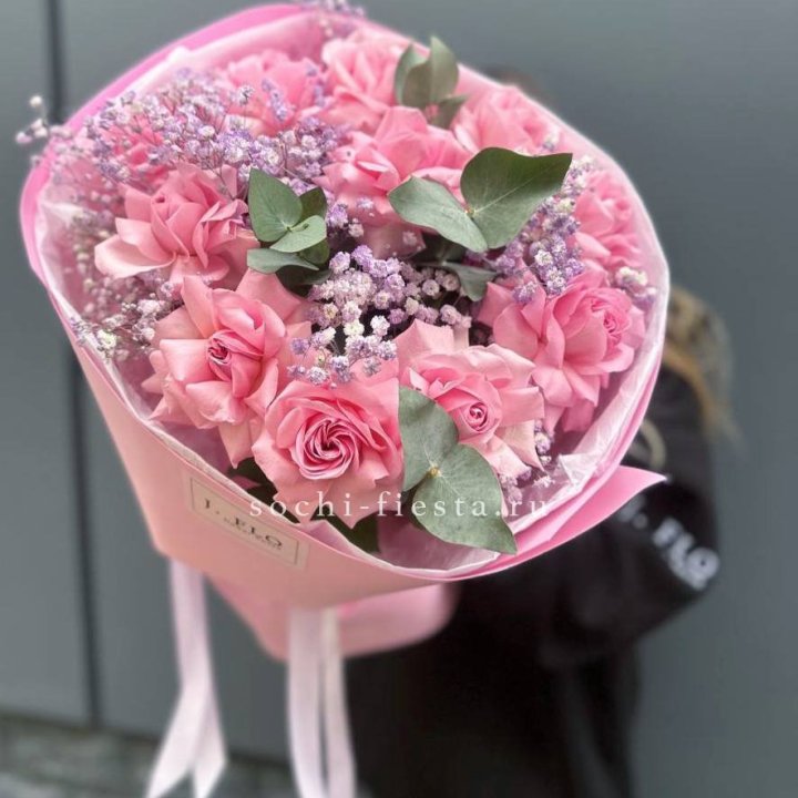 Розовые французские розы с гипсофилой в Краснодаре