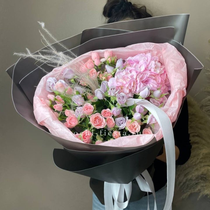  Букет гортензии и роз "Саперави" в Краснодаре