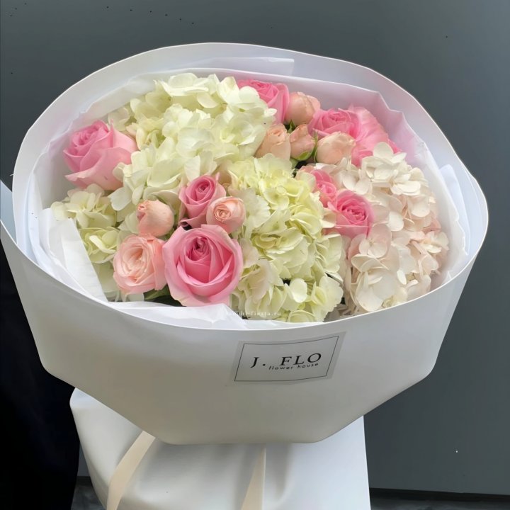  Букет гортензии и роз  "Тиамо" в Краснодаре