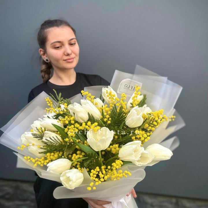 Букет тюльпанов и мимозы в Краснодаре