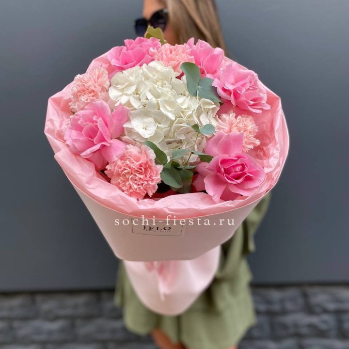  Букет роз и гортензии "Навола" в Краснодаре