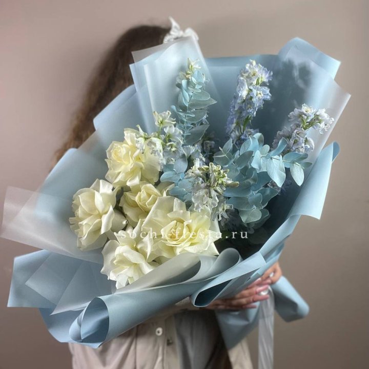 Букет из белых французских роз и дельфиниума в Краснодаре