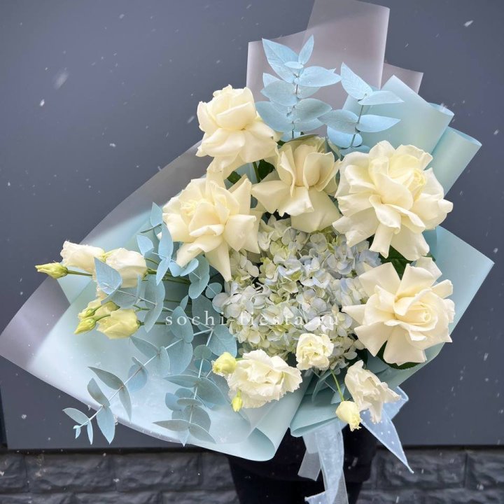 Букет с гортензией и белыми французскими розами в Краснодаре