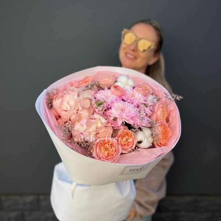 Букет гортензии и кустовых роз  в Краснодаре