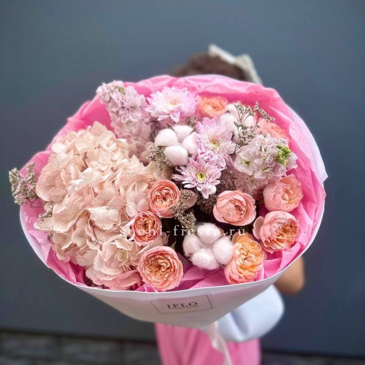 Букет гортензии и кустовых роз "Абрассо" в Краснодаре