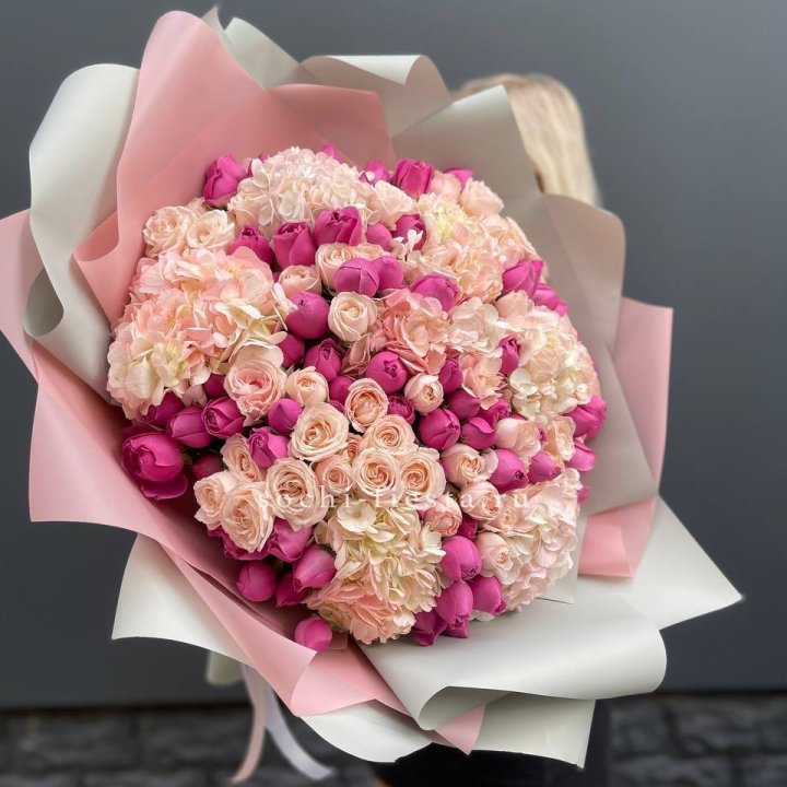 Букет кустовые розы и гортензия в Краснодаре