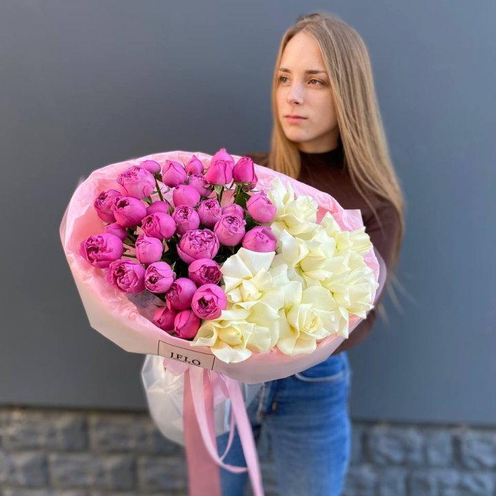 Дуо белых и кустовых роз в Краснодаре