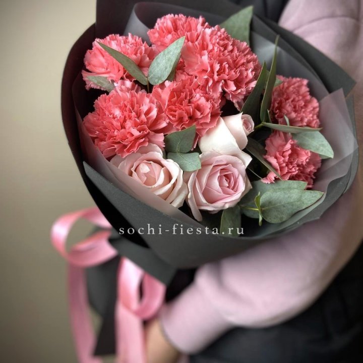 Букет из роз и диантусов "Пенелопа" в Краснодаре