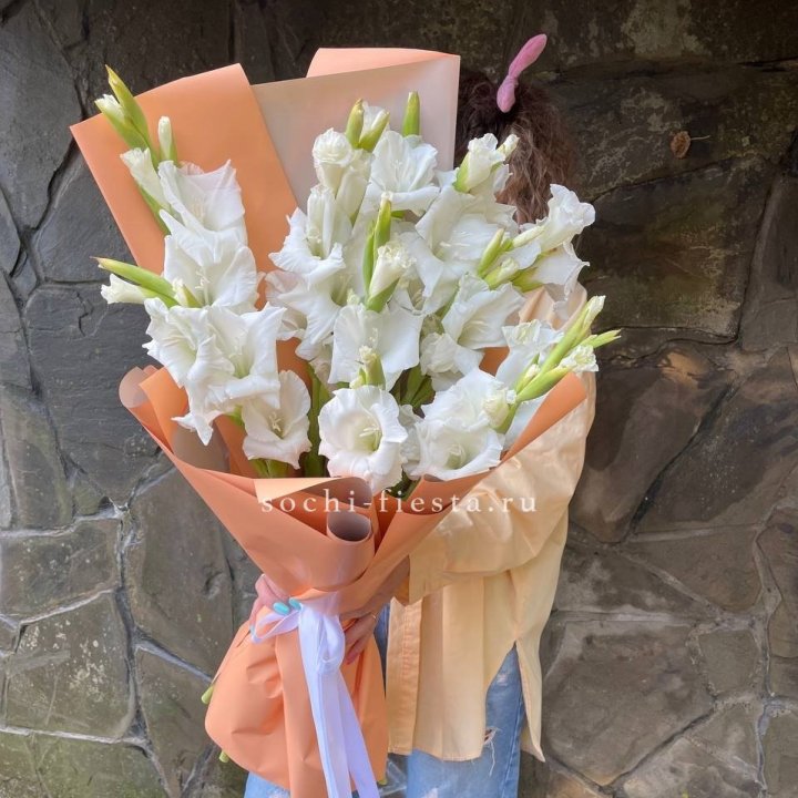 Букет белых гладиолусов  в Краснодаре