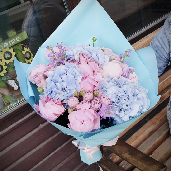 Букет с гортензиями "Блубери" в Краснодаре