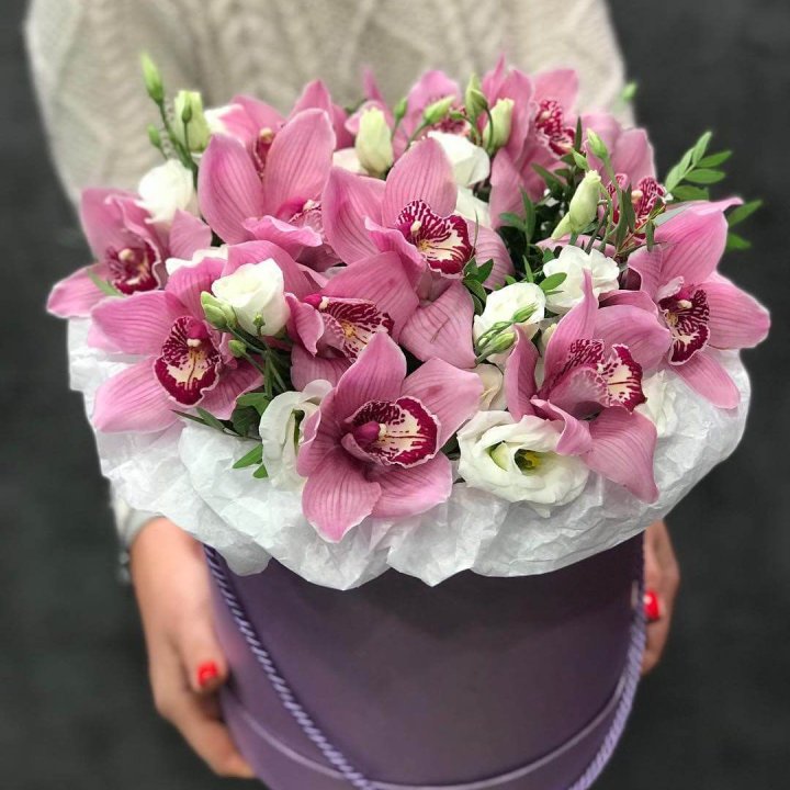 Орхидея и эустома в шляпной коробке в Краснодаре