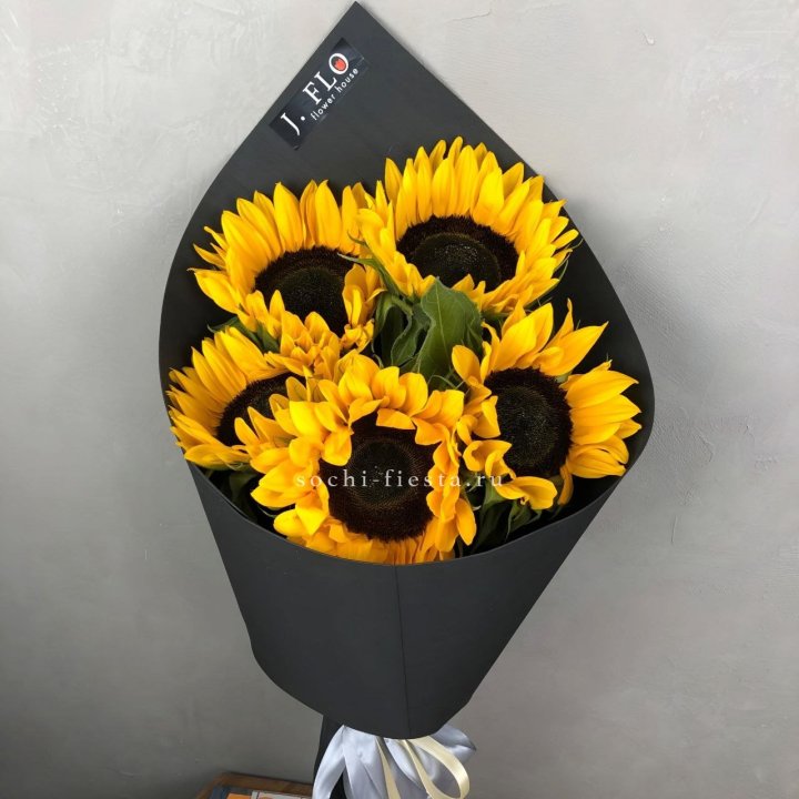 Букет из 5  подсолнухов в Краснодаре