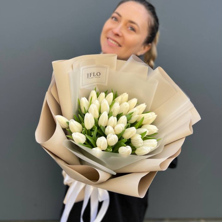 35 белых тюльпанов в Краснодаре