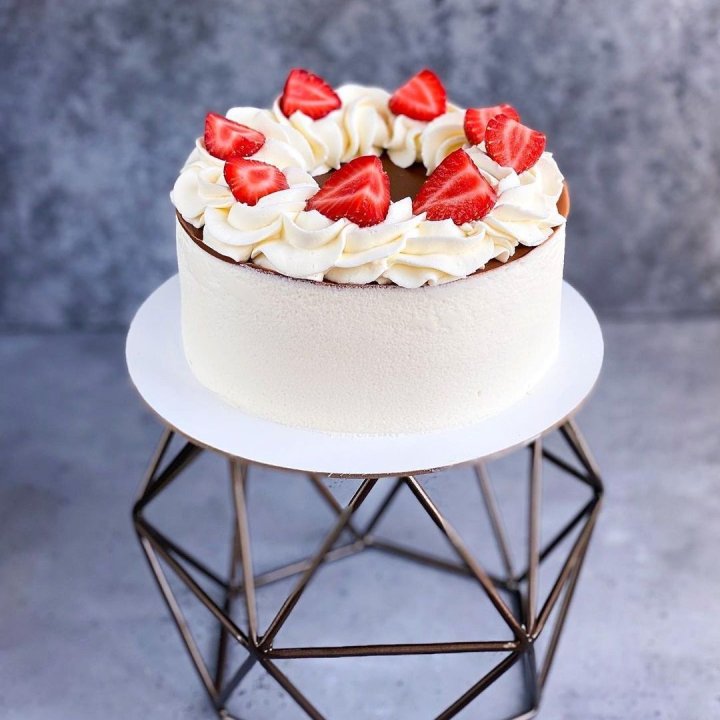 Торт "Клубника со сливками" в Краснодаре
