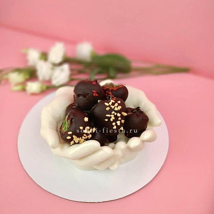 Клубника в шоколаде на шоколадных ладонях  в Краснодаре