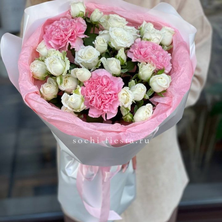 Букет розы с диантусами "Блэш" в Краснодаре