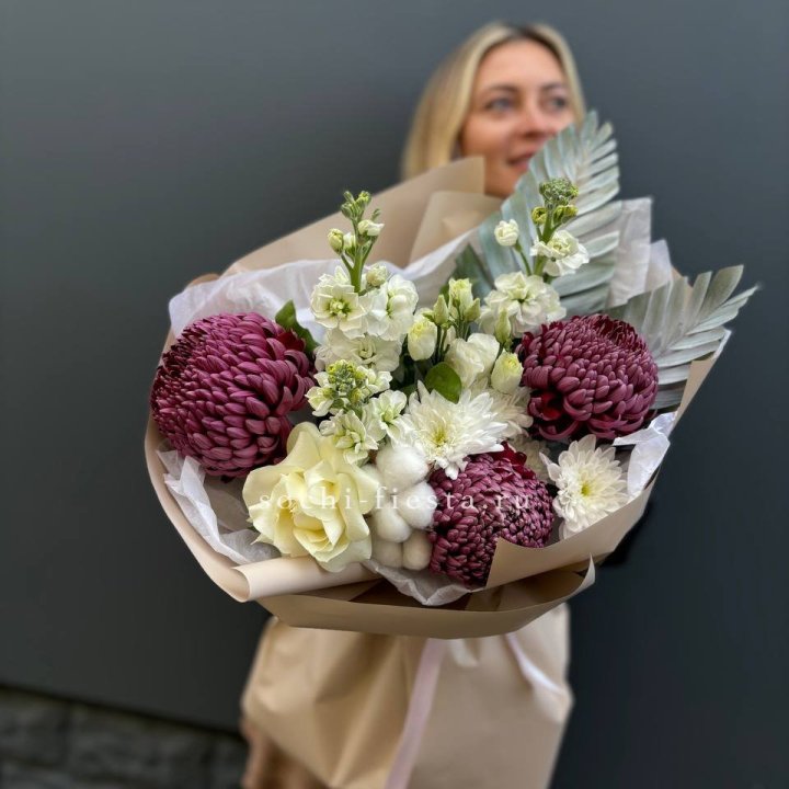 Хризантемы с маттиолой розами эустомой Чика в Краснодаре