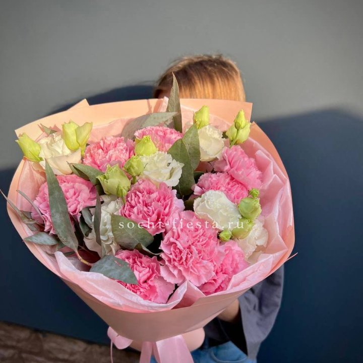 Букет гвоздик и  эустом "Сири" в Краснодаре