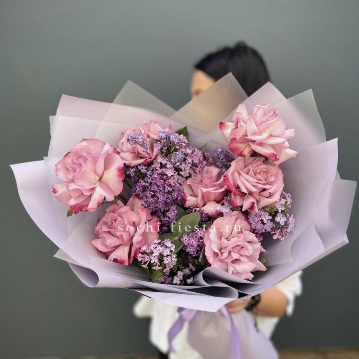 Букет из розовых роз и сирени в Краснодаре