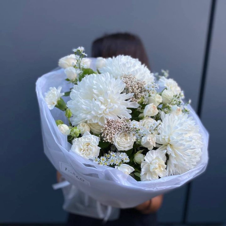 Букет хризантем и роз вайт шотс в Краснодаре