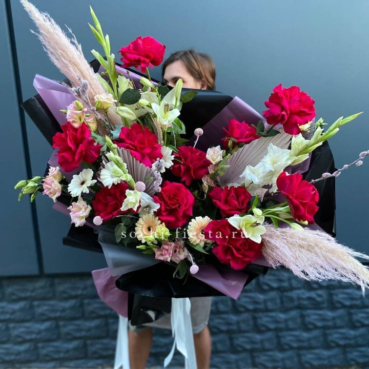 Дизайнерский букет Ред в Краснодаре