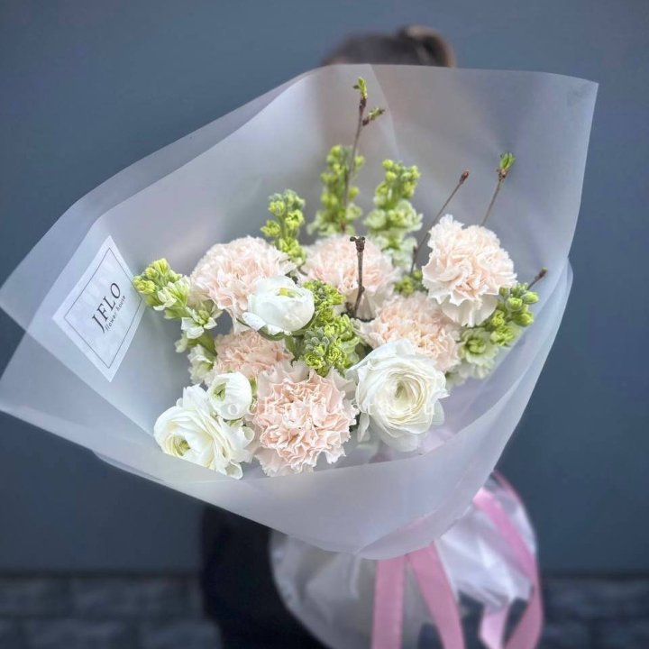 Букет маттиолы и ранункулюсов  в Краснодаре